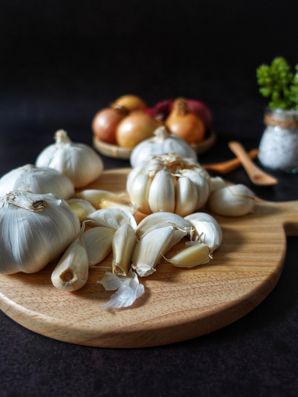 garlic, vegetable, cutting board, cloves, food, edible, ingredient, organic, natural, cooking, chopping board, closeup